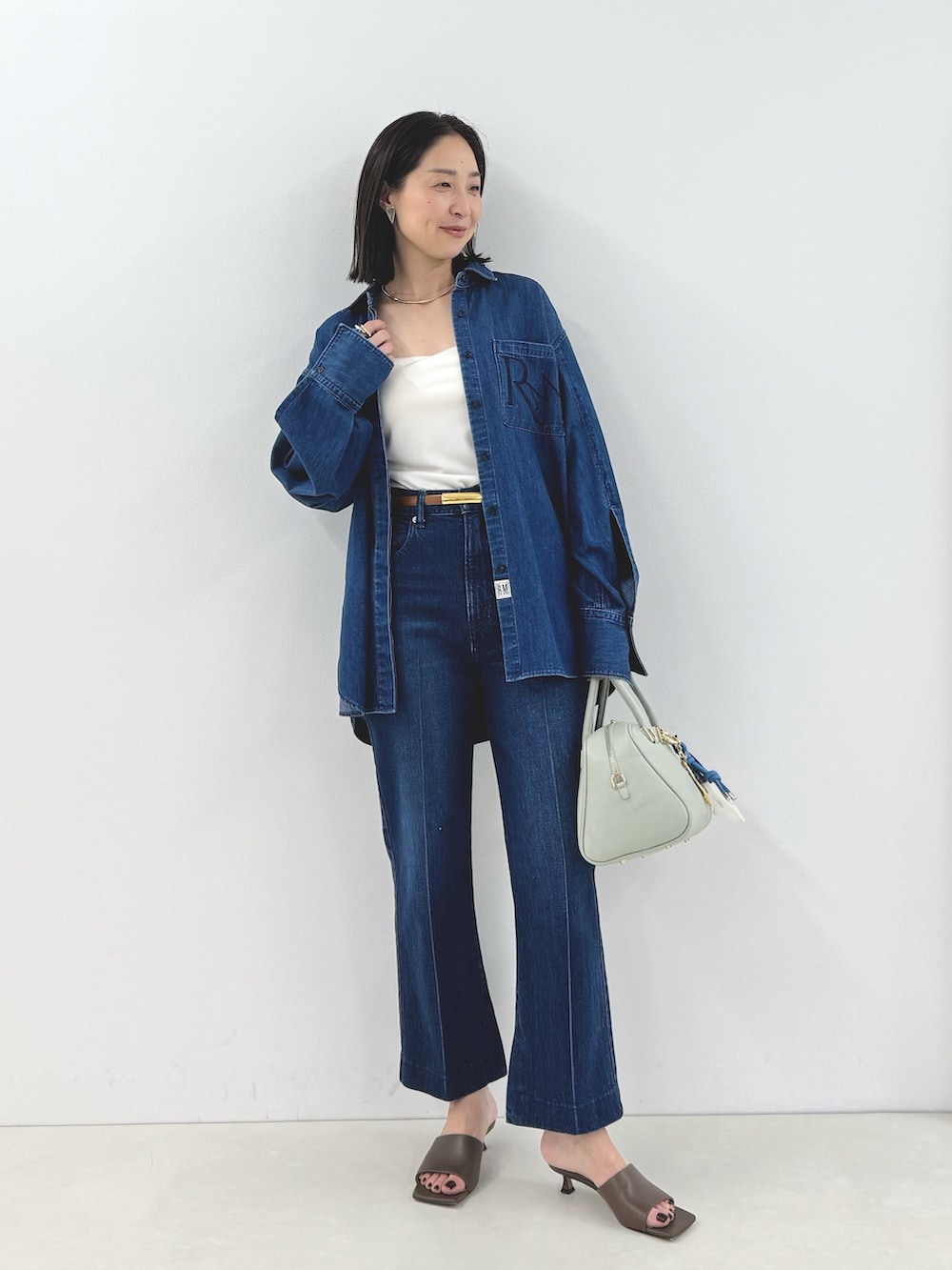 「デニムパンツ、デニム、デニムジャケット、デニムコーデ、デニムシャツ、デニムオンデニム、ボストンバッグ、ボストン」｜「NOLLEY’Sのダブルノットチャーム（チャーム、ブルー系）」を使った、ISHIDAさん（レディース・158cm）の春コーディネートの2枚目の写真
