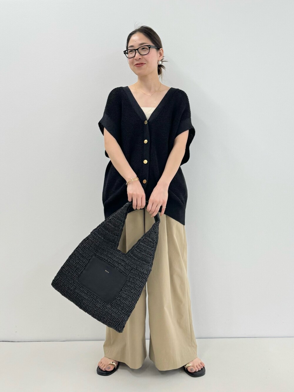 「ニット、ニットジレ、ベスト、ベストコーデ、ワイドパンツ、カゴバック、ニコラスライナス、ペタンコサンダル、サンダル、メガネ女子、キャミソール、レイヤードスタイル、春のNewスタイル、お出かけコーデ、シンプルコーデ」｜「NOLLEY’Sのペーパークロシェトートバッグ（かごバッグ、ブラック系）」を使った、ISHIDAさん（レディース・158cm）の春コーディネートの2枚目の写真