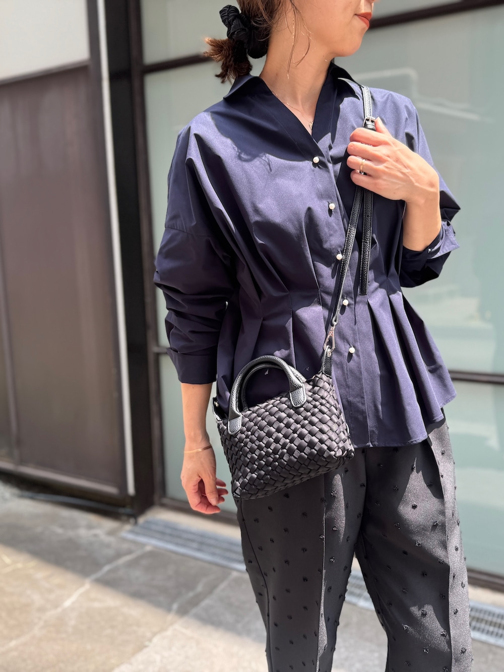ブラック系のその他パンツ、ブラック系のトートバッグ、ブラック系のショルダーバッグを着用したレディースの夏コーディネートの2枚目の写真