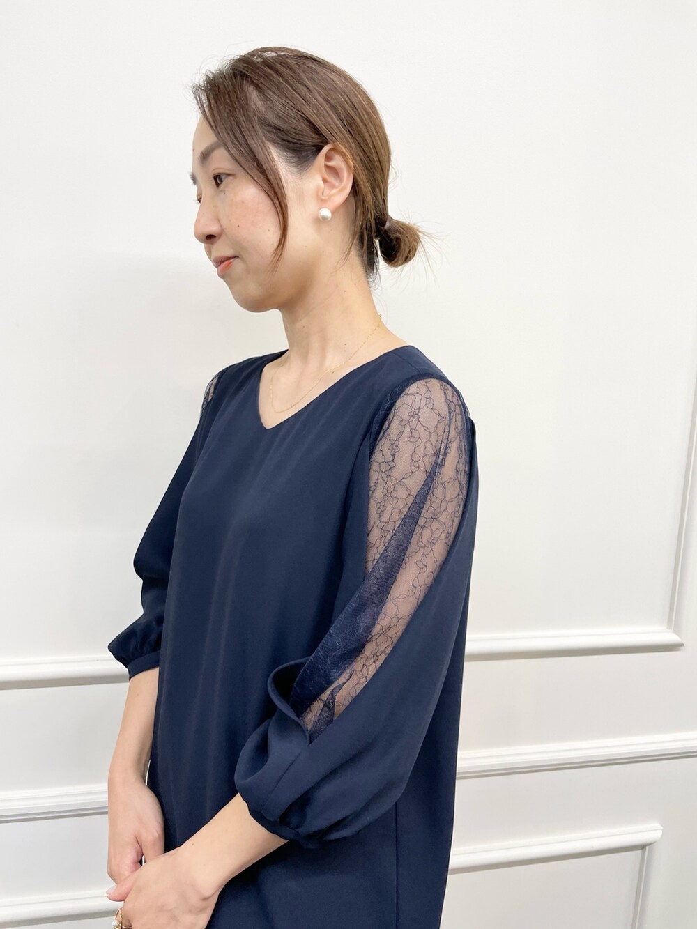 ブルー系のワンピース、ブラック系のショルダーバッグ、ホワイト系のピアス（両耳用）を着用したレディースの秋コーディネートの4枚目の写真