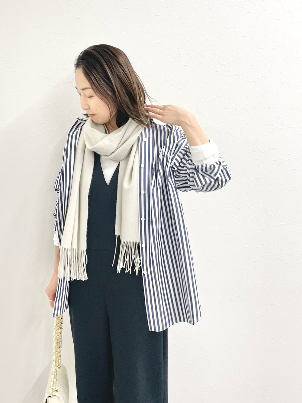 「サロペット、オールインワン、ストライプシャツ、シャツスタイル、シャツコーデ、ストラップサンダル、レイヤードスタイル、ストライプ、シャツ、パンツコーデ、ほめられ本命コーデ」｜「NOLLEY’SのMY STANDARD レギュラーシャツ（シャツ/ブラウス、ホワイト系）」を使った、ISHIDAさん（レディース・158cm）の冬コーディネートの4枚目の写真