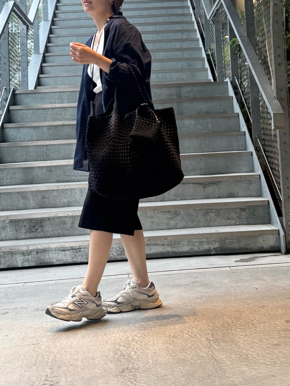 「シャツスタイル、シャツ、シャツコーデ、メッシュ、メッシュバッグ、メッシュトート、バッグチャーム、チャーム、カジュアル、カジュアルコーデ、カジュアルスタイル、カジュアルストリート」｜「NOLLEY’Sの◇【WEB限定】MY STANDARD シアーシャツ（シャツ/ブラウス、ブルー系）」を使った、ISHIDAさん（レディース・158cm）の夏コーディネートの4枚目の写真
