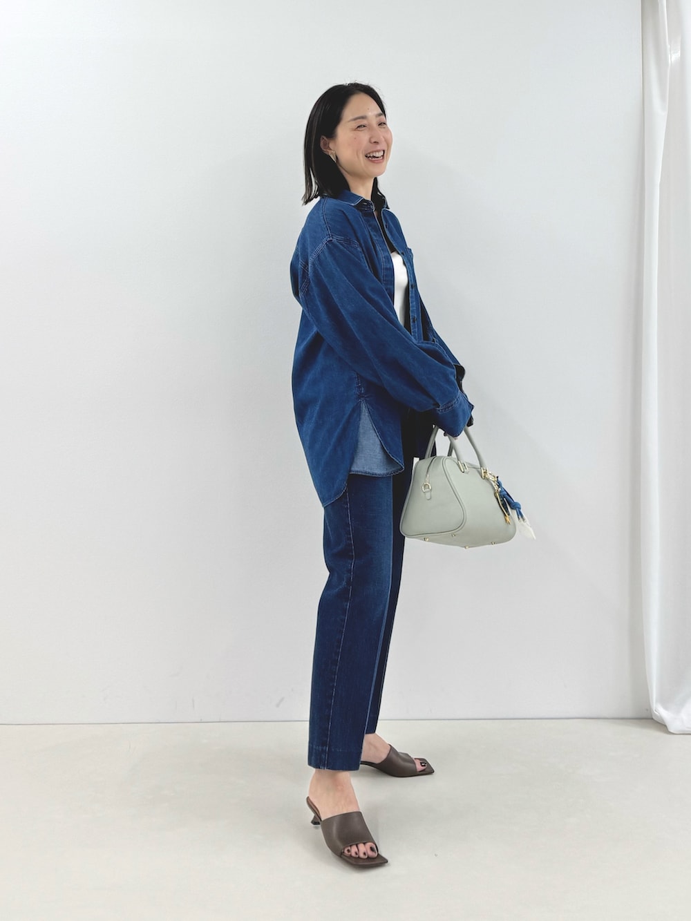 「デニムパンツ、デニム、デニムジャケット、デニムコーデ、デニムシャツ、デニムオンデニム、ボストンバッグ、ボストン」｜「NOLLEY’Sのダブルノットチャーム（チャーム、ブルー系）」を使った、ISHIDAさん（レディース・158cm）の春コーディネートの3枚目の写真