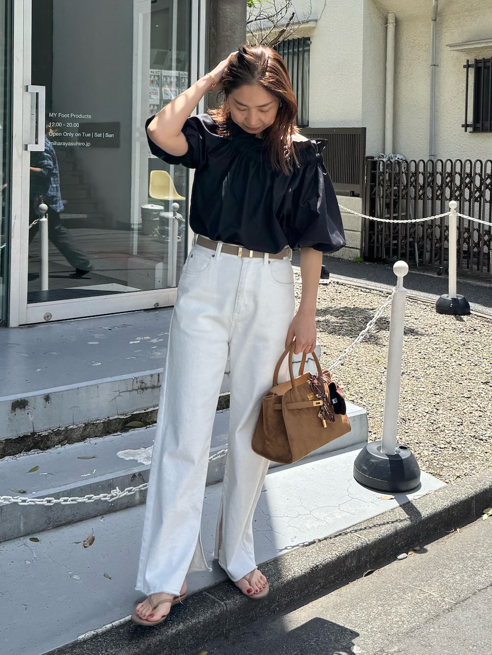 ブラック系のシャツ/ブラウス、ホワイト系のデニムパンツ、イエロー系のトートバッグを着用したレディースの夏コーディネートの7枚目の写真