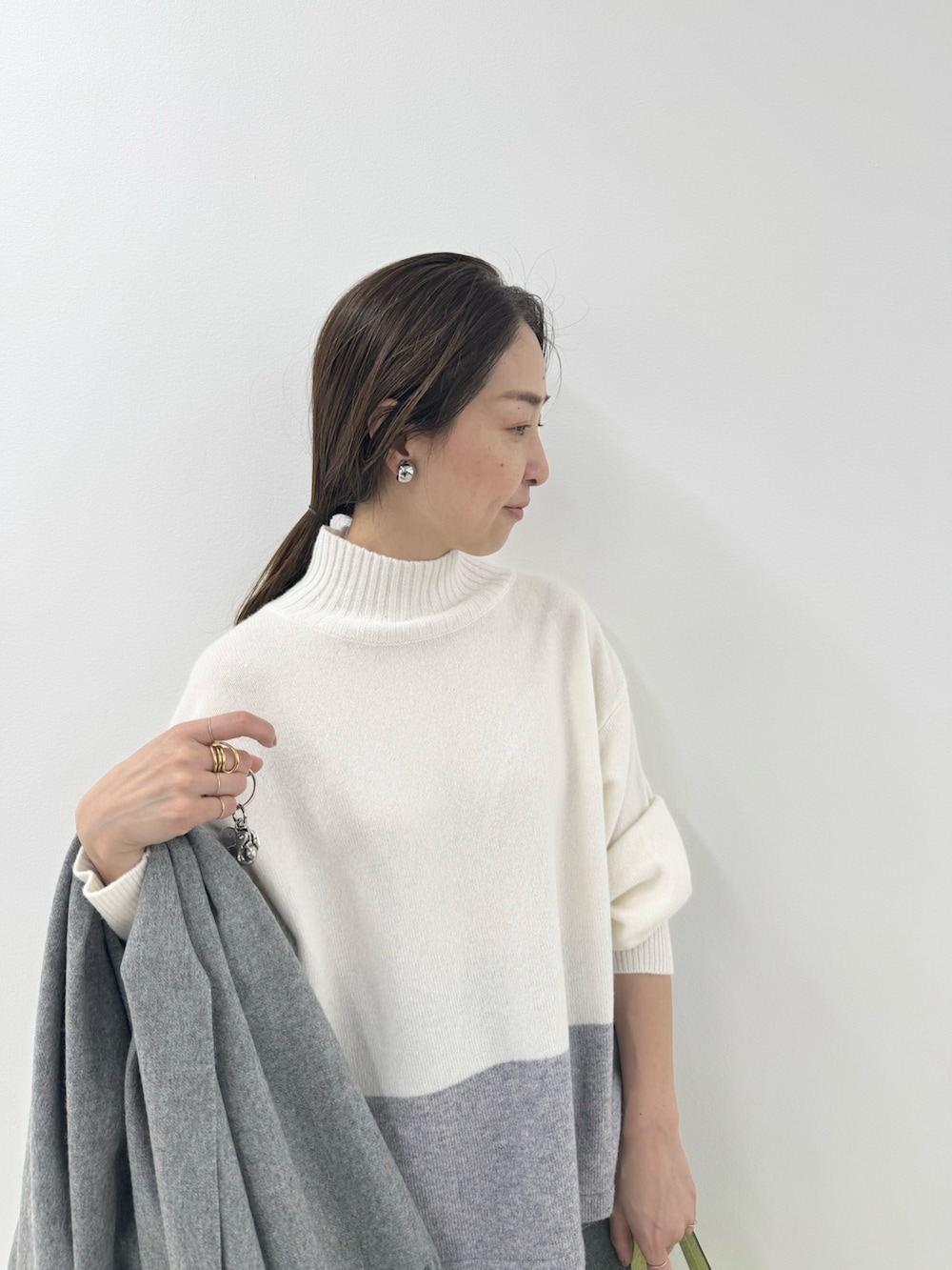 「ハイネック、ハイネックニット、ハイネックトップス、ミニスカート、ミニワンピ、レザーバッグ、グレーコーデ、グレーコーディネート、グレーコーデ #ワントーンコーデ、配色、配色ニット」|「NOLLEY’Sのミラノリブミニスカート(スカート、グレー系)」を使った、ISHIDAさん(レディース・158cm)の冬コーディネートの2枚目の写真
