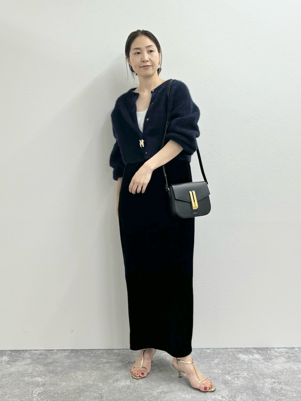 「カーディガン、ふわふわ、ヘアリーニット、ショート丈トップス、ショートカーディガン、短丈、ベロア、ベロアスカート、ブローチ、デメリエー、サテンシャツ、サテンシュシュ、ママコーデ、ママファッション、大人カジュアル」|「NOLLEY’Sのウォッシャブルベロアセミタイトスカート(スカート、ブラック系)」を使った、ISHIDAさん(レディース・158cm)の秋コーディネートの4枚目の写真