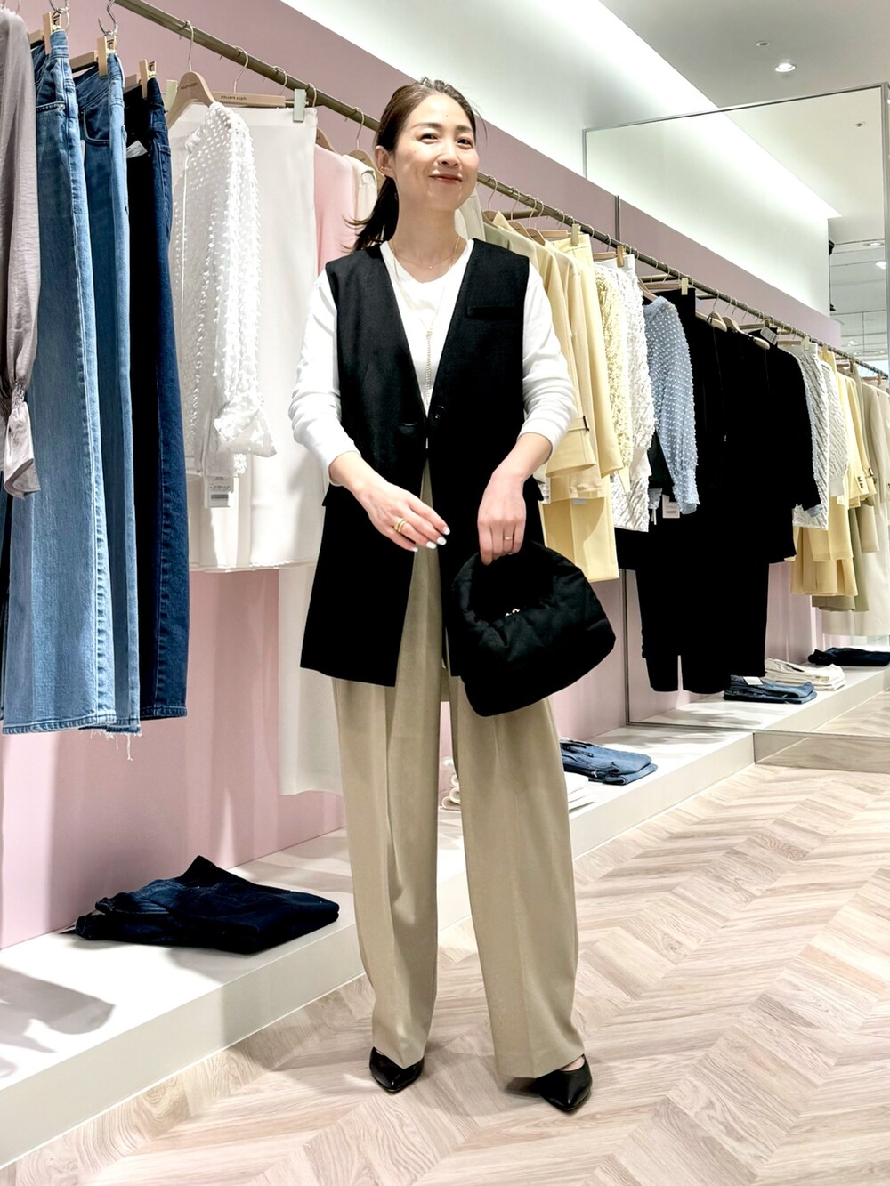 グリーン系のその他パンツ、ホワイト系のTシャツ/カットソー、ブラック系のベストを着用したレディースの春コーディネートの2枚目の写真