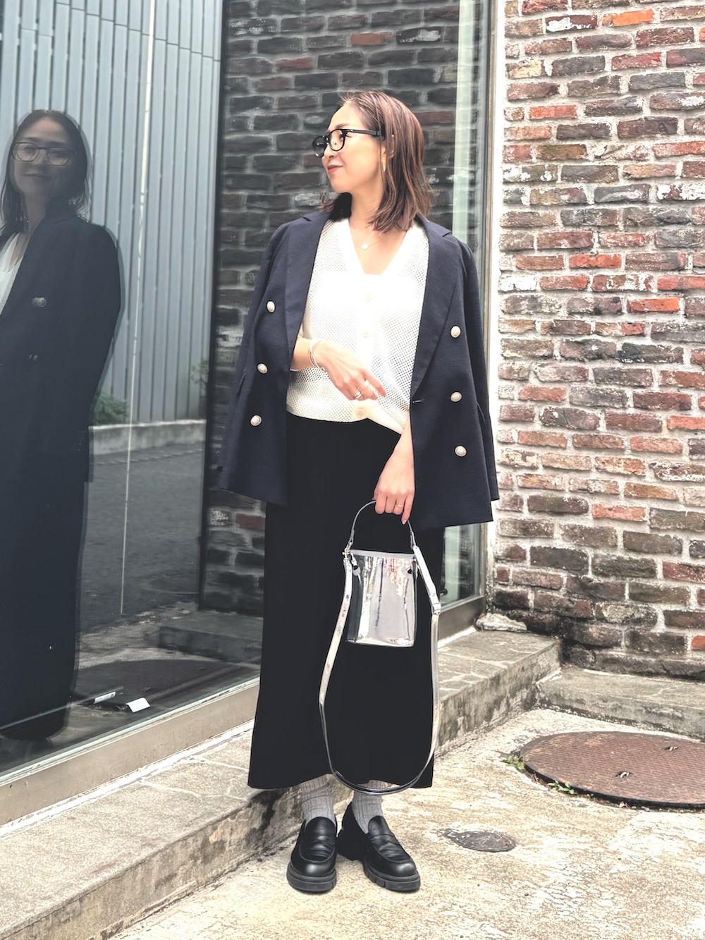 「ショルダーバッグ、大人カジュアル、カーディガン、お出かけコーデ、メガネ女子、トートバッグ、春夏コーデ、シンプルコーデ、キレイめカジュアル、着回しコーデ、ローファー、ロングスカート、スニーカーコーデ」|「NOLLEY’Sのブッチャーダブルジャケット(テーラードジャケット、ブルー系)」を使った、ISHIDAさん(レディース・158cm)の春コーディネートの10枚目の写真