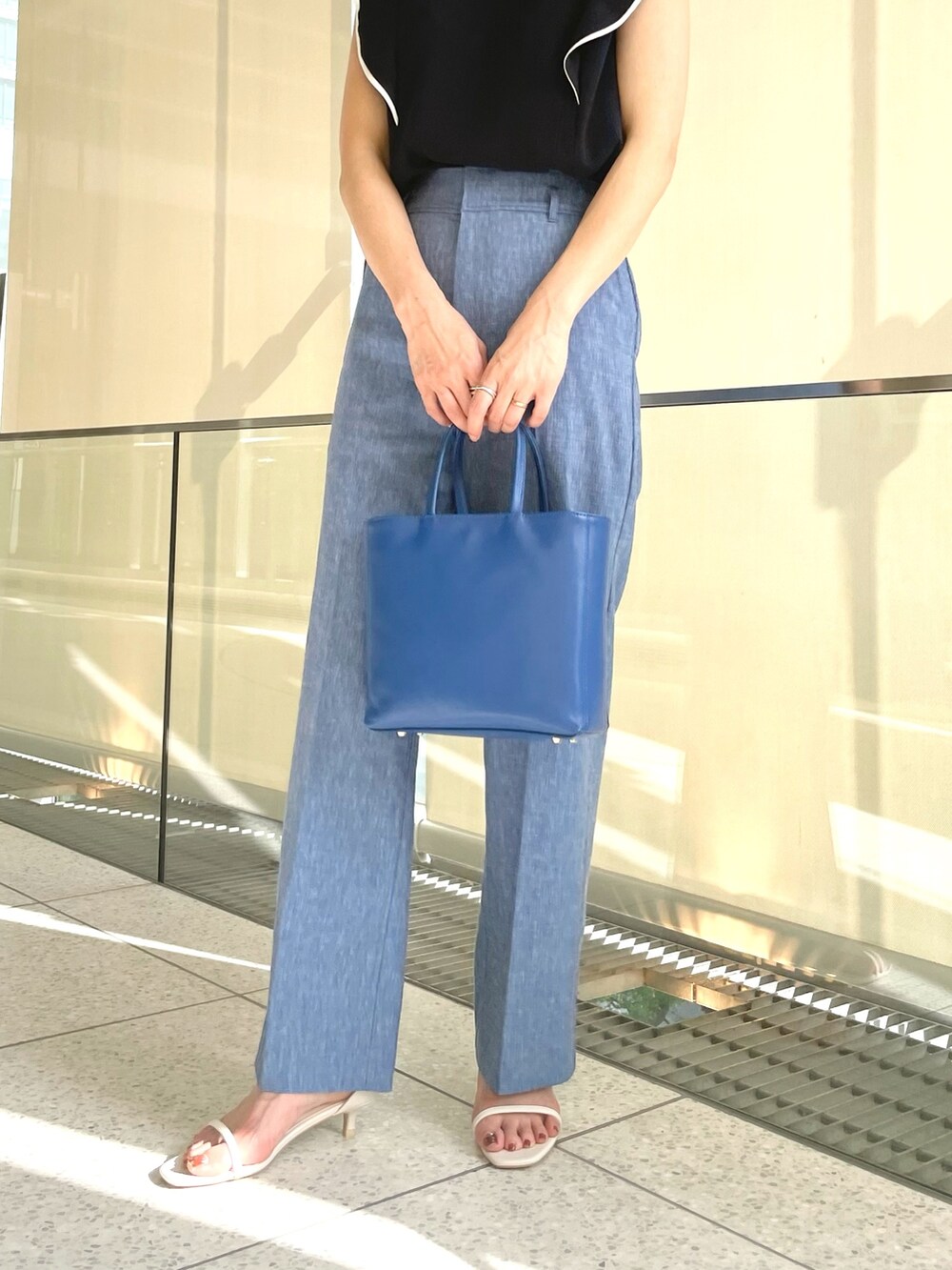 ブルー系のその他パンツ、ブルー系のシャツ/ブラウス、ホワイト系のサンダルを着用したレディースの春コーディネートの5枚目の写真