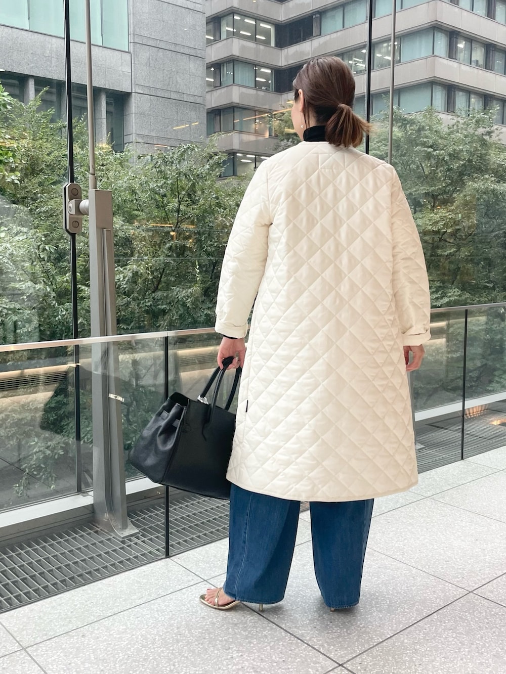 「Traditional Weatherwear、キルティング、キルティングコート、中綿ジャケット、白コート、きれいめカジュアル、デニム、シャツスタイル、秋コーデ、お出かけコーデ、シンプルコーデ、リボンブラウス、デニムコーデ」｜「NOLLEY’Sの【TRADITIONAL WEATHERWEAR/トラディショナル ウェザーウェア】ARKLEY LONG（その他アウター、ホワイト系）」を使った、ISHIDAさん（レディース・158cm）の秋コーディネートの3枚目の写真
