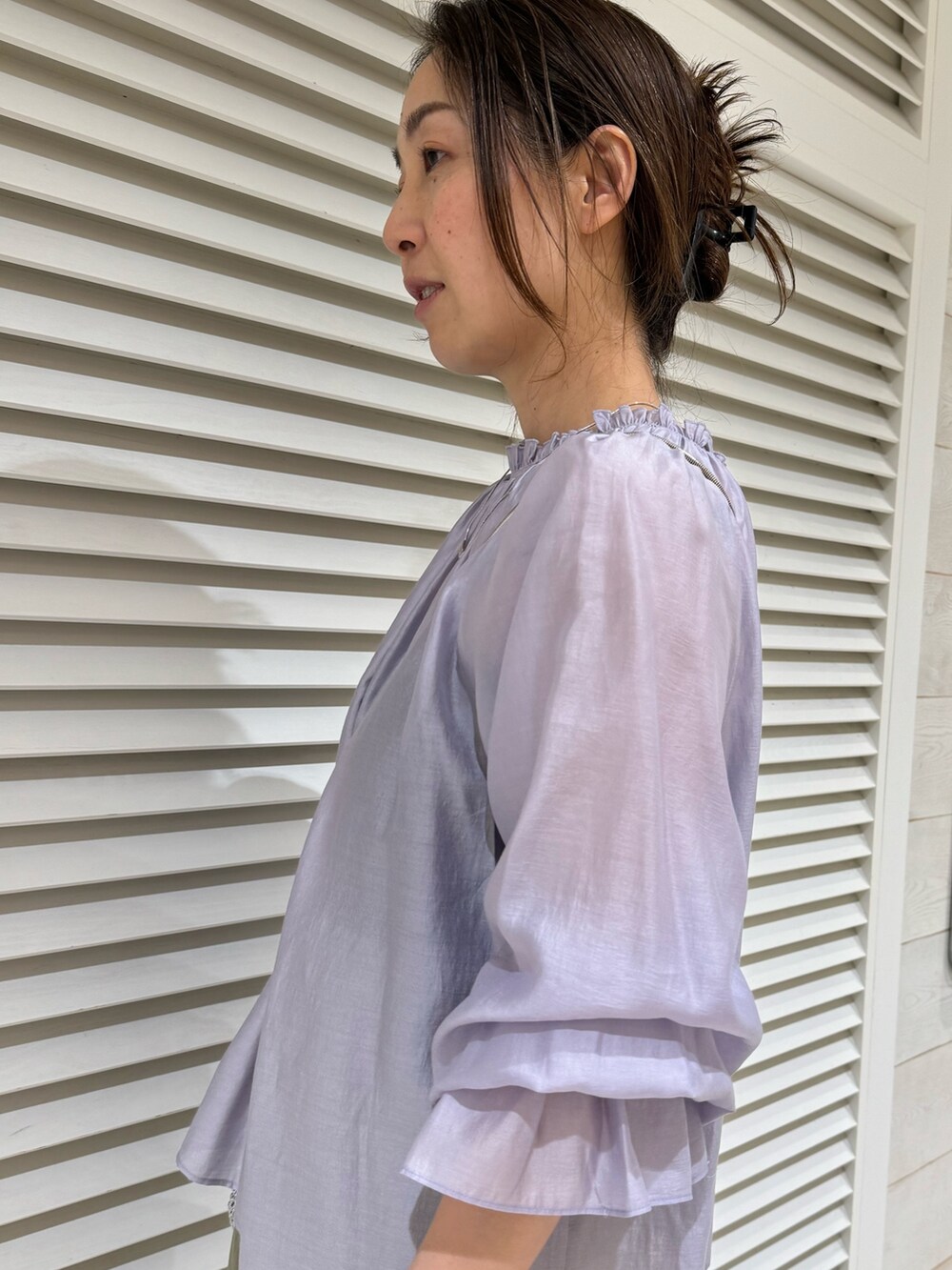 「お出かけコーデ、ジャケットスタイル、ジャケット、紺ブレ、カーゴパンツ、綺麗めコーデ、きれいめカジュアル、春コーデ、春のNewスタイル、大人カジュアル、パンツスタイル、シア―ブラウス、ラベンダー」｜「NOLLEY’Sの【WEB限定サイズあり】ハイデンクロスカーブカーゴパンツ（その他パンツ、グリーン系）」を使った、ISHIDAさん（レディース・158cm）の春コーディネートの8枚目の写真