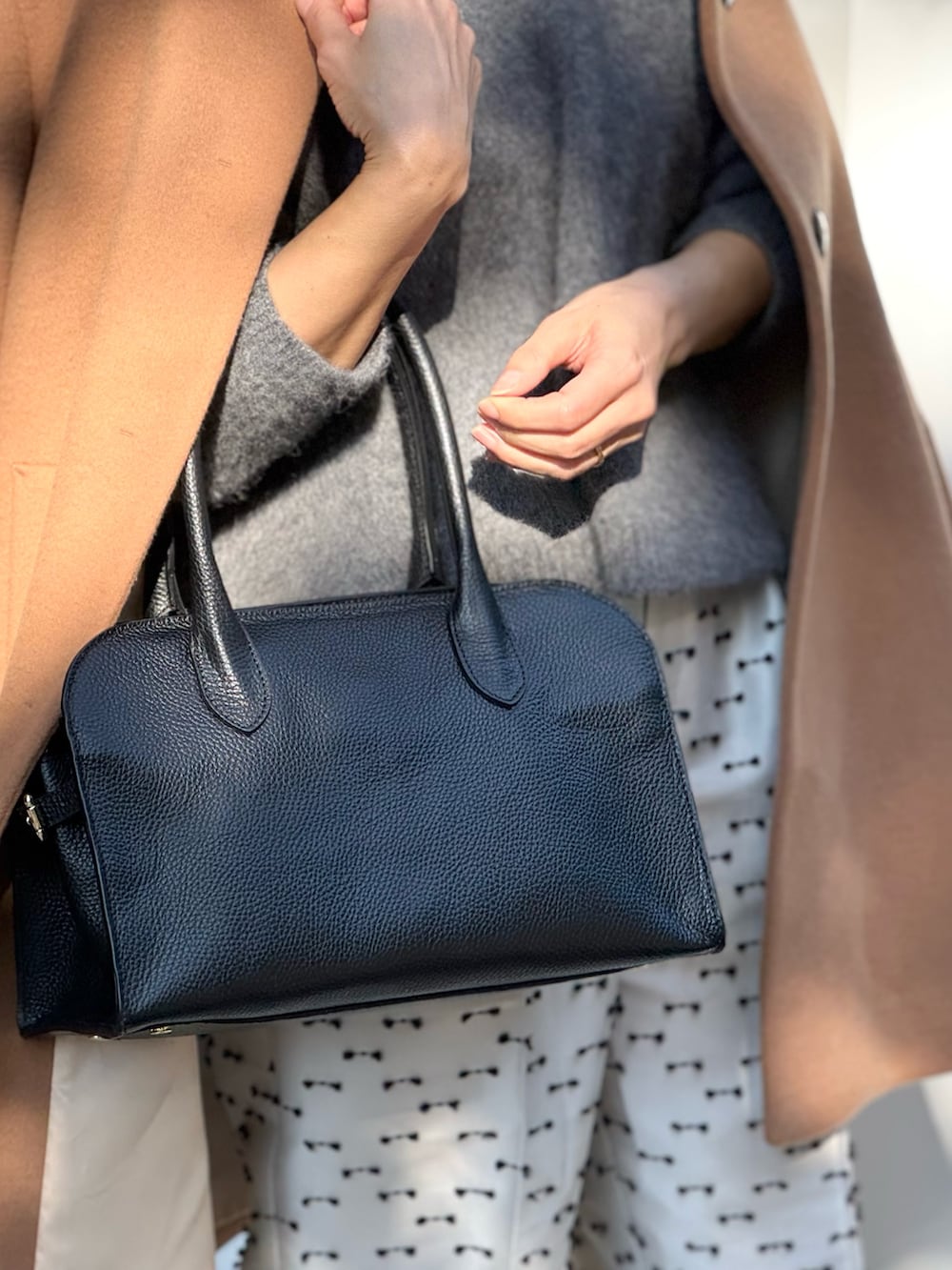 ベージュ系のその他パンツ、ブラック系のパンプス、イエロー系のノーカラーコートを着用したレディースの冬コーディネートの5枚目の写真