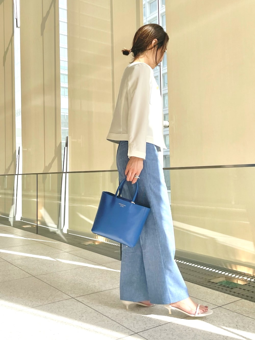 ブルー系のその他パンツ、ブルー系のシャツ/ブラウス、ホワイト系のサンダルを着用したレディースの春コーディネートの4枚目の写真