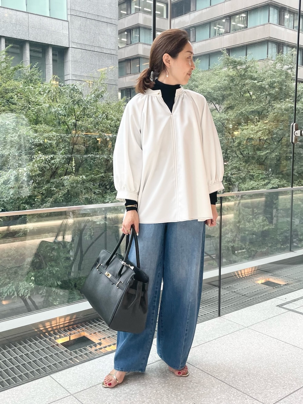「Traditional Weatherwear、キルティング、キルティングコート、中綿ジャケット、白コート、きれいめカジュアル、デニム、シャツスタイル、秋コーデ、お出かけコーデ、シンプルコーデ、リボンブラウス、デニムコーデ」｜「NOLLEY’Sの【TRADITIONAL WEATHERWEAR/トラディショナル ウェザーウェア】ARKLEY LONG（その他アウター、ホワイト系）」を使った、ISHIDAさん（レディース・158cm）の秋コーディネートの8枚目の写真