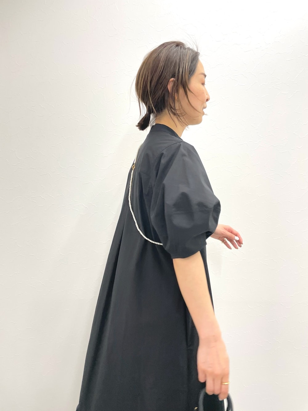 「シャツワンピ、ワンピース、ブラックコーデ、結婚式 ワンピース、結婚式、シンプルコーデ、モード、キレイめ、きれいめコーディネート、大人女子、夏コーデ、お洒落さんとつながりたい、シンプル」｜「NOLLEY’Sの【CHRISTIAN VILLA/クリスチャンヴィラ】ミニボストンバッグ（ボストンバッグ、ブラック系）」を使った、ISHIDAさん（レディース・158cm）の春コーディネートの5枚目の写真