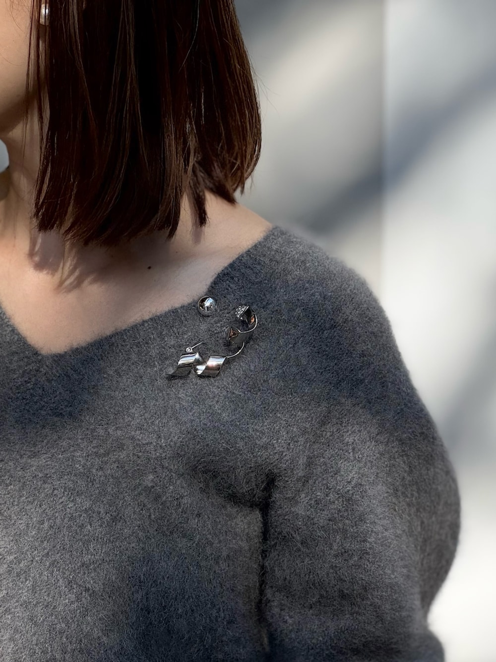 ベージュ系のその他パンツ、ブラック系のパンプス、イエロー系のノーカラーコートを着用したレディースの冬コーディネートの6枚目の写真