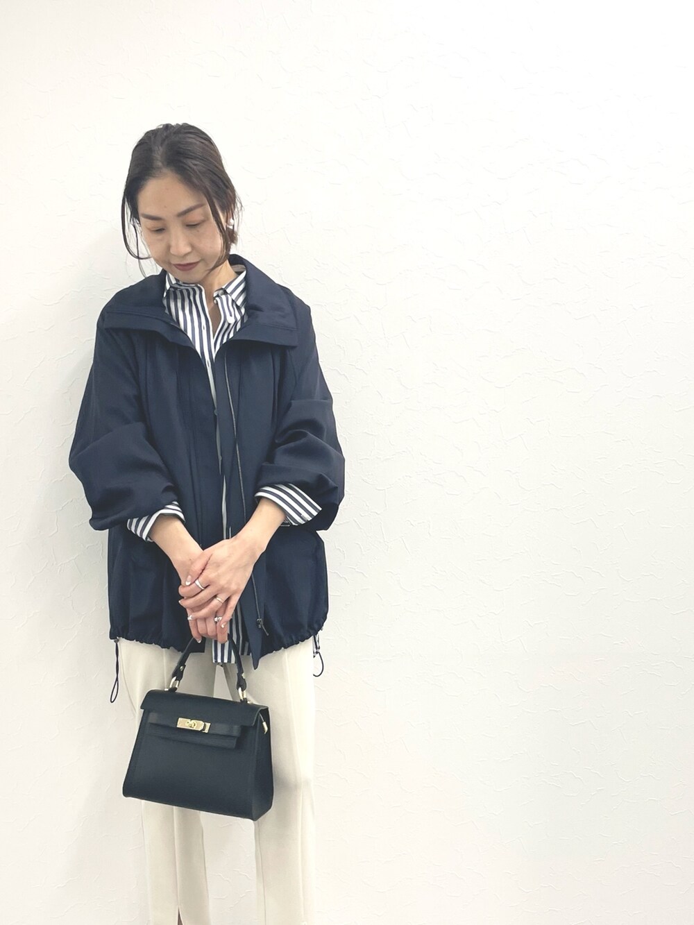 「ブルゾンコーデ、春アウター、春コーデ、ストライプシャツ、シャツスタイル、シャツ、スタンドカラー、スリットパンツ、パンツコーデ、お仕事コーデ、大人カジュアル、春服」｜「NOLLEY’SのMY STANDARD レギュラーシャツ（シャツ/ブラウス、ホワイト系）」を使った、ISHIDAさん（レディース・158cm）の冬コーディネートの4枚目の写真