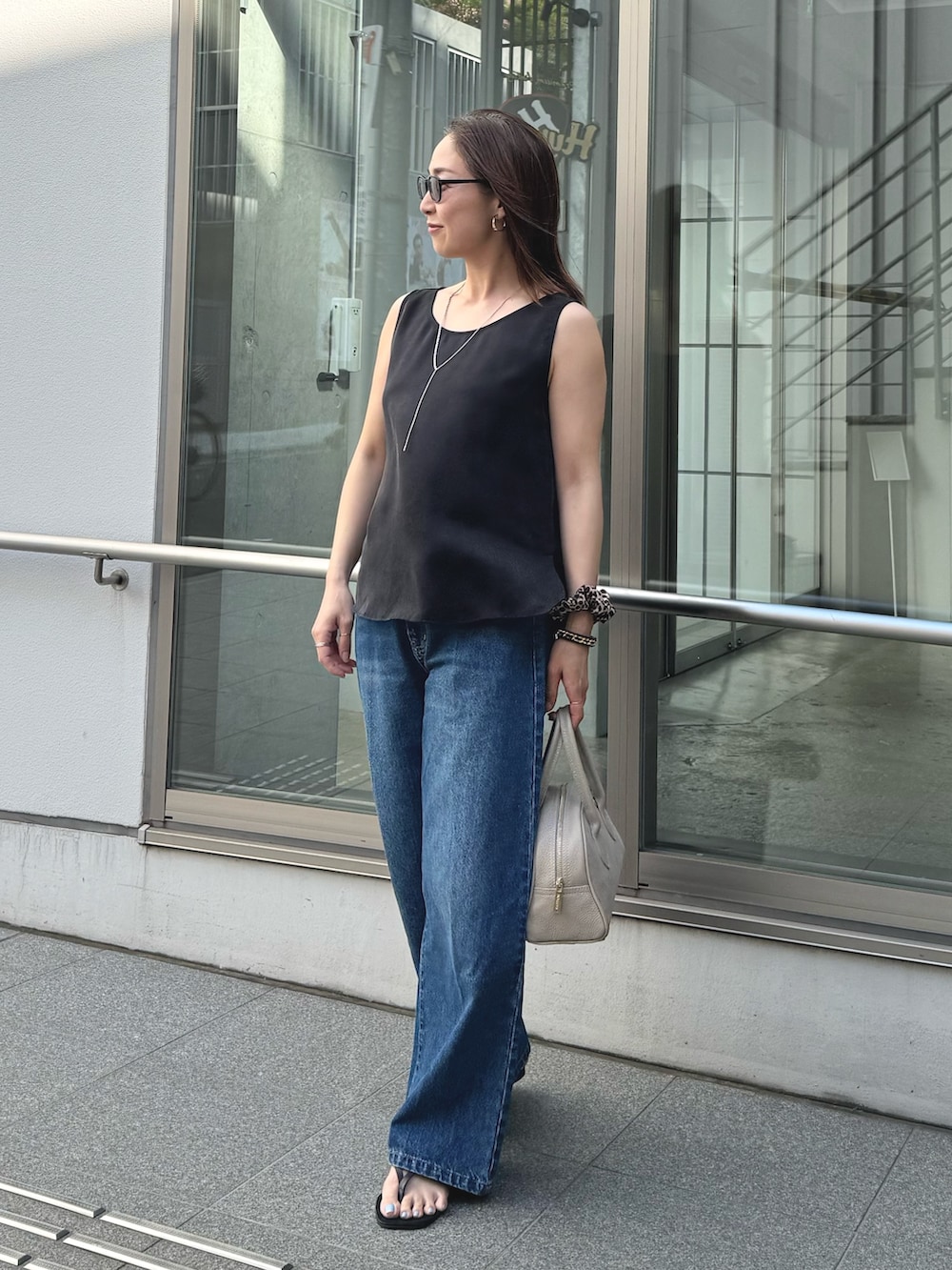 「ショルダーバッグ、ワイドパンツ、サングラス、サンダル、シンプルコーデ、韓国ファッション、きれいめカジュアル、休日スタイル、デニム」｜「NOLLEY’Sの《セットアップ対応》フィブリルサテン2WAYノースリーブブラウス（シャツ/ブラウス、ブラック系）」を使った、ISHIDAさん（レディース・158cm）の春コーディネートの5枚目の写真