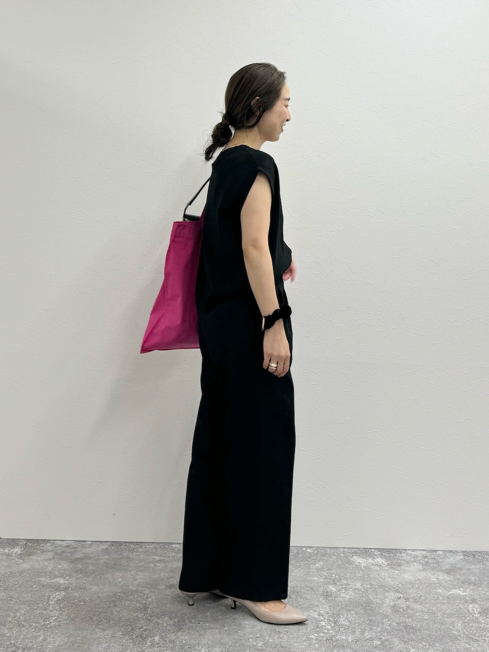 「ニットベスト、ニットジレ、ジレ、ベストコーデ、ワントーンコーデ、サブバッグ、エコバッグ、ロゴバッグ、ブラックコーデ、まとめ髪、ママコーデ、40代ファッション、クリスチャンヴィラ、ワイドパンツ」｜「NOLLEY’S Sophiのアイテム（パンツ、ブルー系）」を使った、ISHIDAさん（レディース・158cm）の夏コーディネートの4枚目の写真