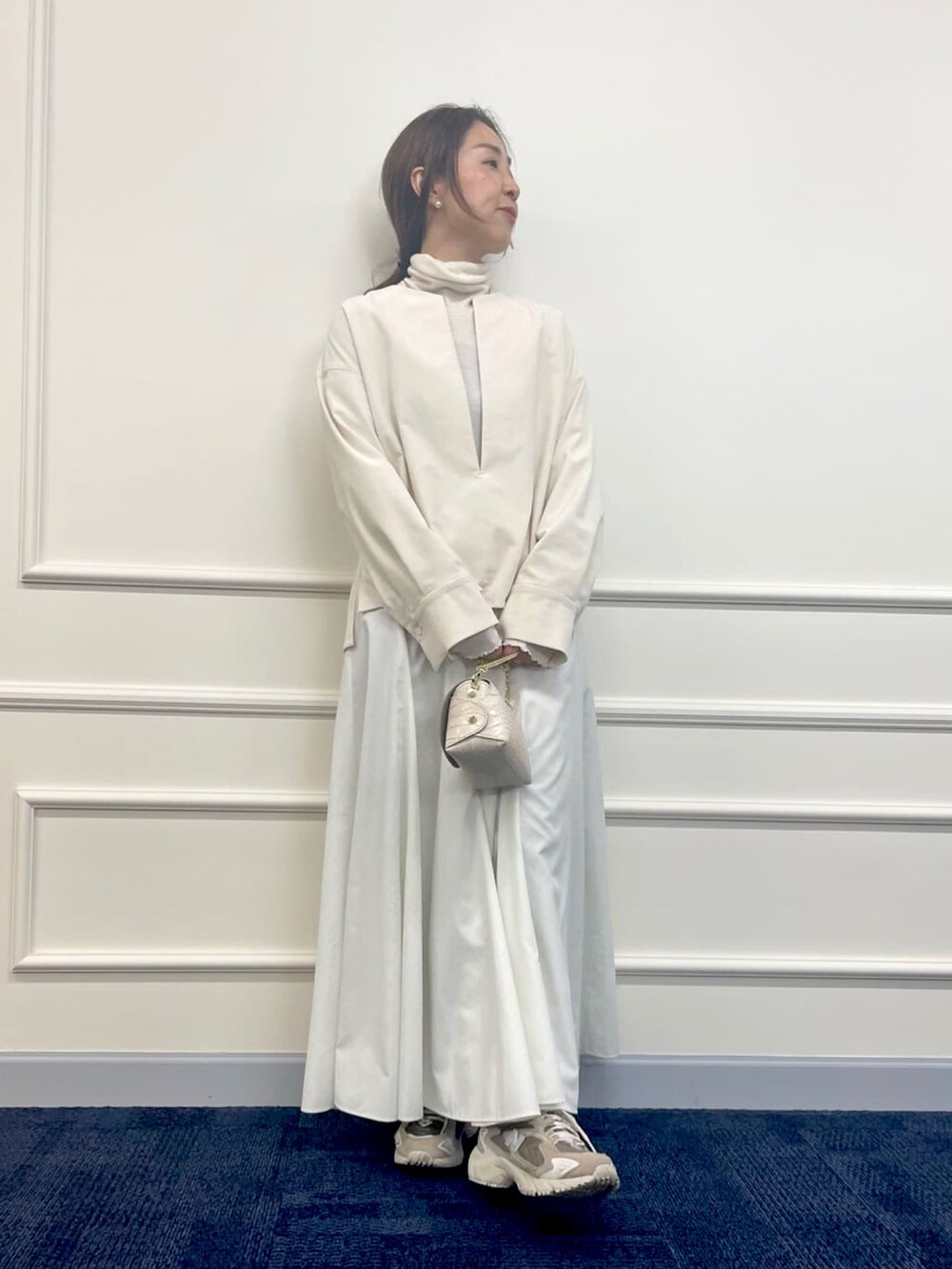 「休日スタイル、ホワイトコーデ、お出かけコーデ、きれいめカジュアル、ロングスカート、リブタートルネック、冬のコーデ、スカートコーデ、今日のコーデ、白」｜「NOLLEY’SのMY STANDARDウォッシャブルリブタートル（Tシャツ/カットソー、ホワイト系）」を使った、ISHIDAさん（レディース・158cm）の冬コーディネートの4枚目の写真
