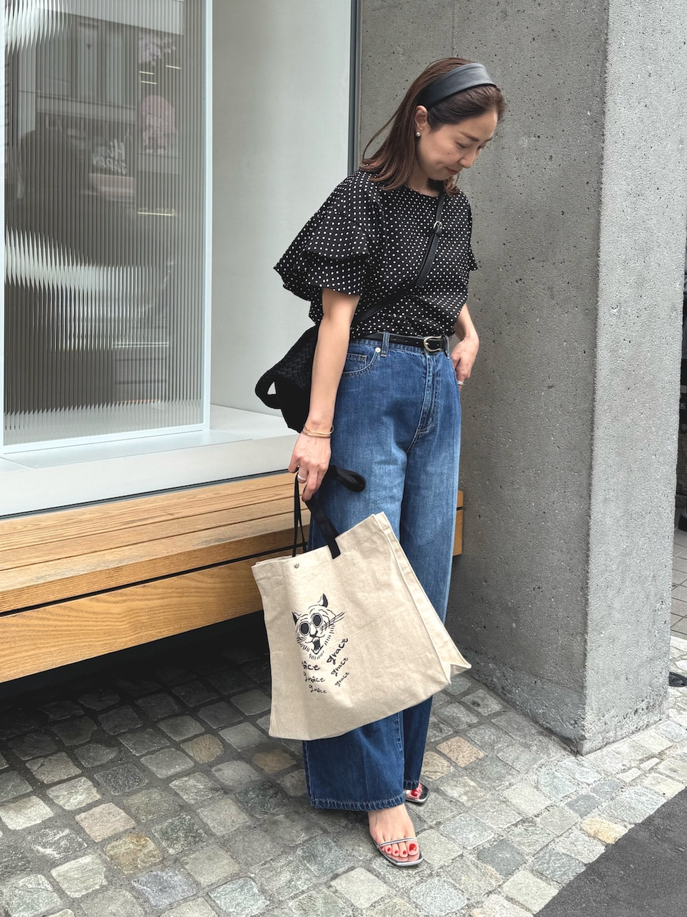 「柄シャツ、サンダル、プチプラ、初夏コーデ、夏ファッション、大人女子、大人コーデ、大人カジュアルコーデ、オトナカワイイ、キレイめコーデ、ドット柄、ドット、ドットブラウス、エコバッグ、カチューシャコーデ」|「NOLLEY’Sの【追加】サッカードットバックフリルブラウス(シャツ/ブラウス、ブラック系)」を使った、ISHIDAさん(レディース・158cm)の夏コーディネートの7枚目の写真