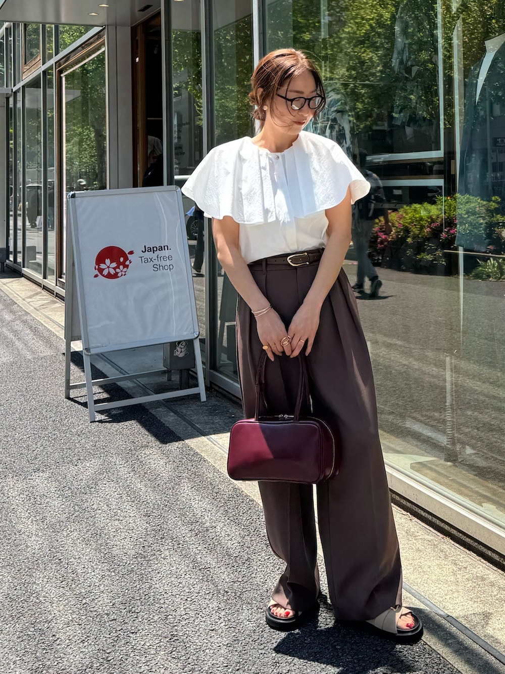 「ブラウンコーデ、ブラウン、ブラウンパンツ、スポーツミックス、デートコーデ、夏コーデ、夏服、オトナ女子、150cm台コーデ、夏、春夏コーデ、フリル」|「NOLLEY’S Sophiのウォッシャブル強撚ツイルワイドパンツ(その他パンツ、ブラウン系)」を使った、ISHIDAさん(レディース・158cm)の夏コーディネートの5枚目の写真