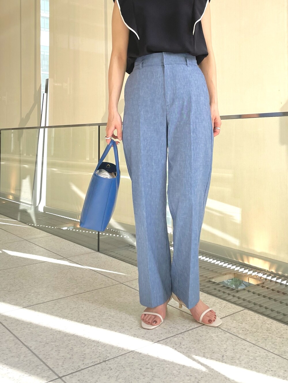 ブルー系のその他パンツ、ブルー系のシャツ/ブラウス、ホワイト系のサンダルを着用したレディースの春コーディネートの6枚目の写真