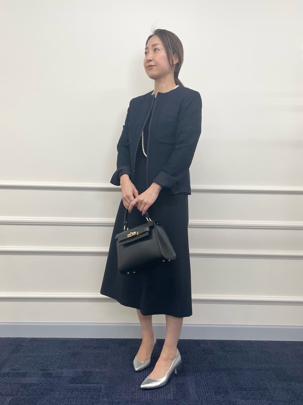 「ワンピース、ジャケット、ジャケットスタイル、ネイビーコーデ、ママコーデ、セレモニー、入学式、卒業式、卒園式、キレイめ、パールネックレス、シルバーシューズ、シルバーパンプス、レザーバッグ、ママファッション」｜「NOLLEY’Sのコットンパール12mm ピアス（ピアス（両耳用）、ホワイト系）」を使った、ISHIDAさん（レディース・158cm）の冬コーディネートの2枚目の写真