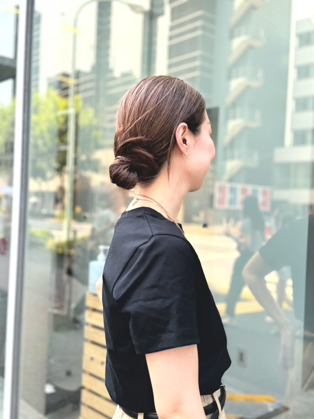 イエロー系のその他パンツ、ブラック系のTシャツ/カットソー、ベージュ系のショルダーバッグを着用したレディースの夏コーディネートの5枚目の写真