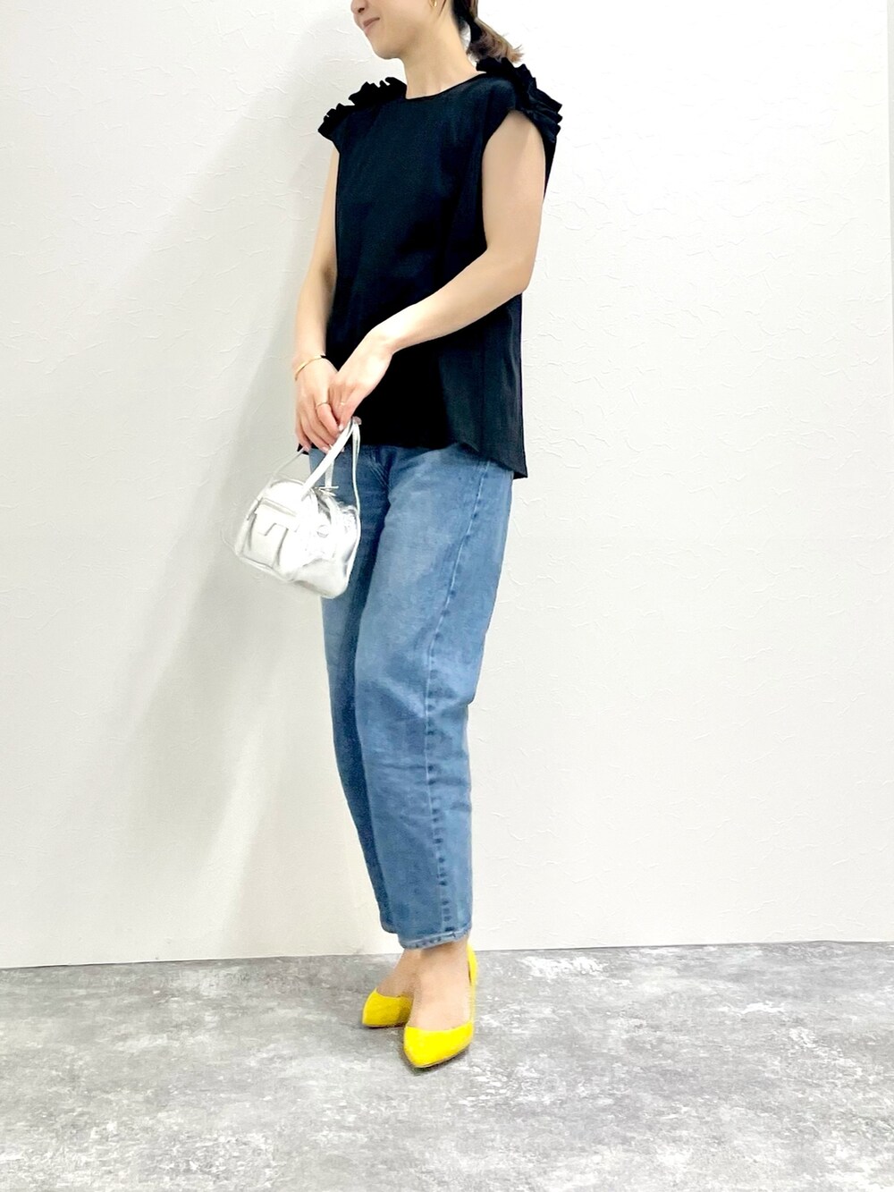 「フリルトップス、肩フリル、ノースリーブ、デニム、デニムコーデ、ootd、スポーツサンダル、ママコーデ、モノトーン、夏コーデ、休日スタイル、シルバーバッグ」｜「NOLLEY’Sのショルダータックフリルプルオーバーカットソー（Tシャツ/カットソー、ブラック系）」を使った、ISHIDAさん（レディース・158cm）の夏コーディネートの4枚目の写真