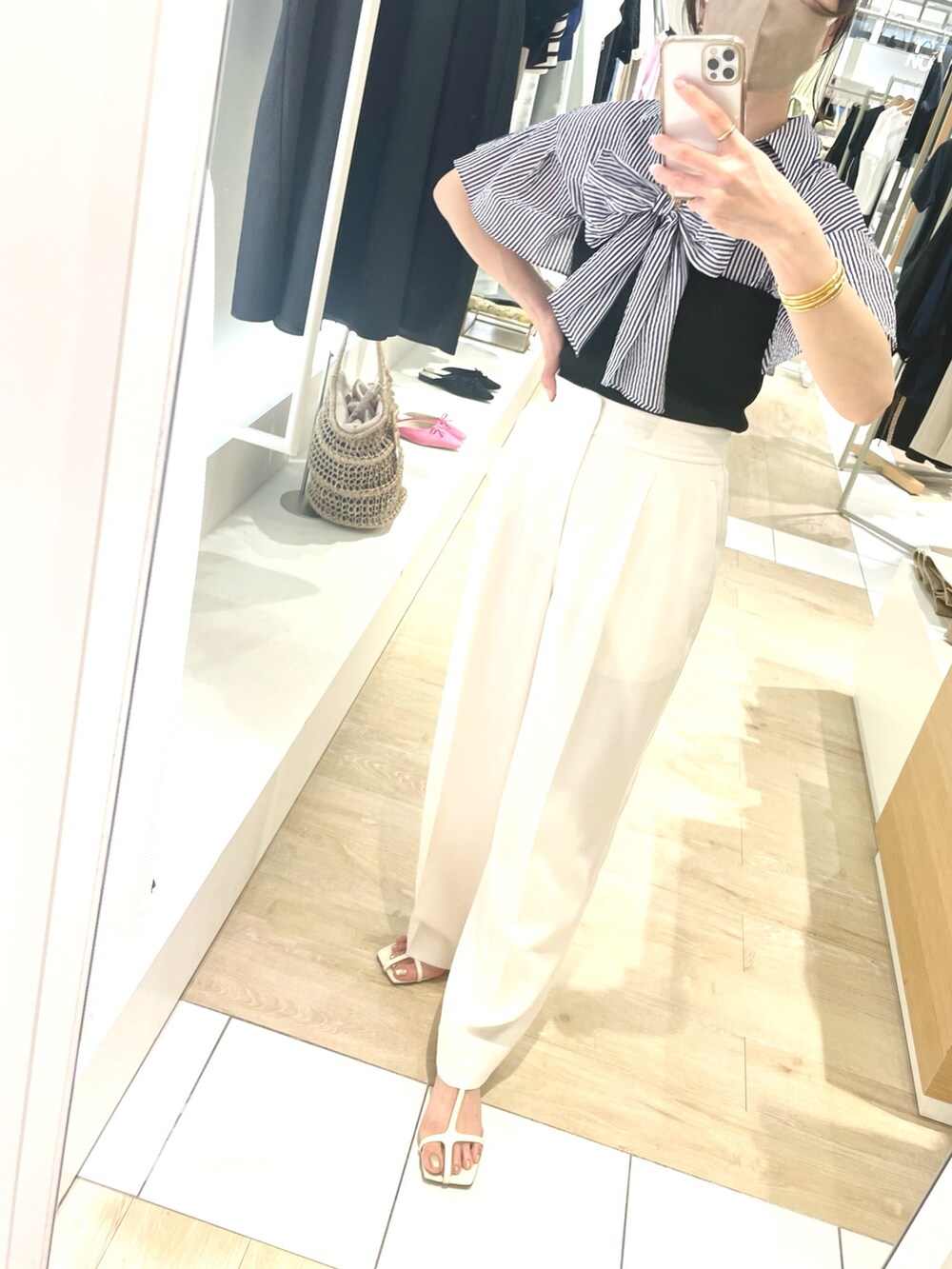 ホワイト系のその他パンツ、ホワイト系のショルダーバッグ、ブルー系のシャツ/ブラウスを着用したレディースの春コーディネートの6枚目の写真