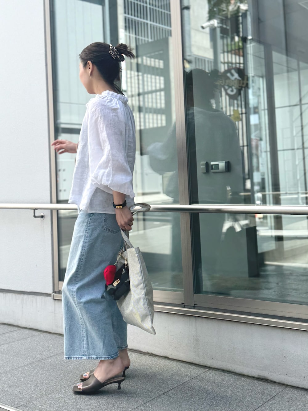 「レイヤードスタイル、サングラス、サンダル、キャップ、シンプルコーデ、きれいめカジュアル、休日スタイル、トートバッグ、大人カジュアルコーデ、今日のコーデ、バッグチャーム」｜「NOLLEY’Sの《セットアップ対応》リネンフリル衿ブラウス（シャツ/ブラウス、ホワイト系）」を使った、ISHIDAさん（レディース・158cm）の春コーディネートの3枚目の写真