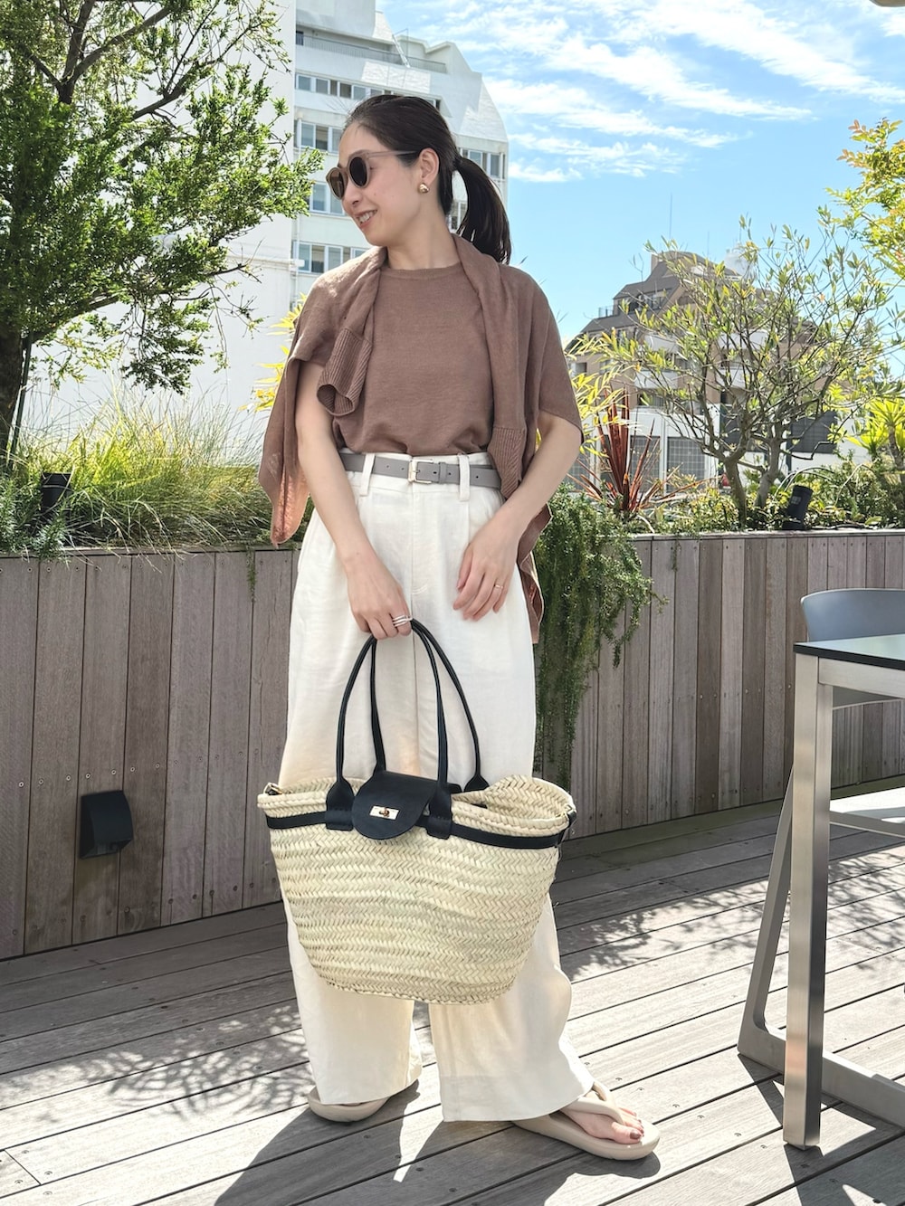 「リネン、リネンパンツ、カーディガン、ブラウンコーデ、かごバッグ、夏コーデ、レイヤードスタイル、サンダル、TAW&TOE、トートバッグ、パンツスタイル、オトナ女子」|「NOLLEY’Sの《セットアップ対応》リネンワイドパンツ(その他パンツ、ホワイト系)」を使った、ISHIDAさん(レディース・158cm)の夏コーディネートの4枚目の写真