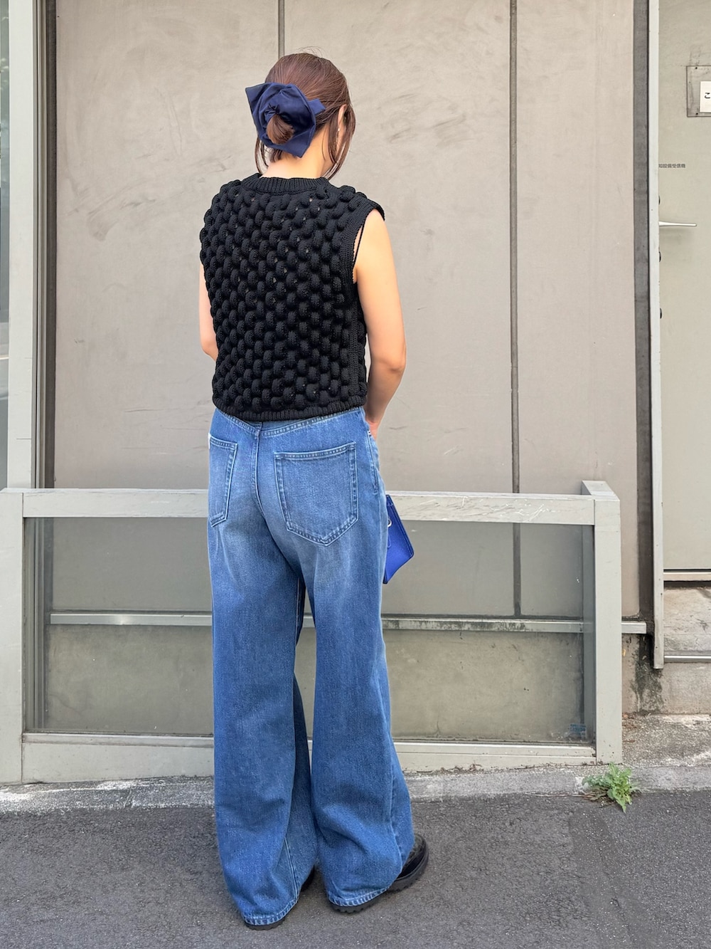 「ショルダーバッグ、厚底シューズ、秋服準備はじめました、休日スタイル、デニム、おでかけコーデ、秋カラー、パンツコーデ、オトナ女子、今日のコーデ、初秋のパンツスタイル、オトナカジュアル、キレイめカジュアル、ノースリーブ、カラーコーデ」｜「NOLLEY’SのCARRE Sバッグ（ショルダーバッグ、ブルー系）」を使った、ISHIDAさん（骨格ウェーブ・レディース・158cm）の夏コーディネートの7枚目の写真
