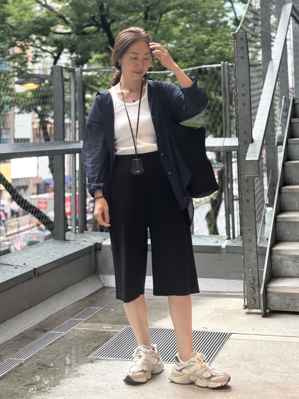 「シャツスタイル、シャツ、シャツコーデ、メッシュ、メッシュバッグ、メッシュトート、バッグチャーム、チャーム、カジュアル、カジュアルコーデ、カジュアルスタイル、カジュアルストリート」｜「NOLLEY’Sの◇【WEB限定】MY STANDARD シアーシャツ（シャツ/ブラウス、ブルー系）」を使った、ISHIDAさん（レディース・158cm）の夏コーディネートの2枚目の写真