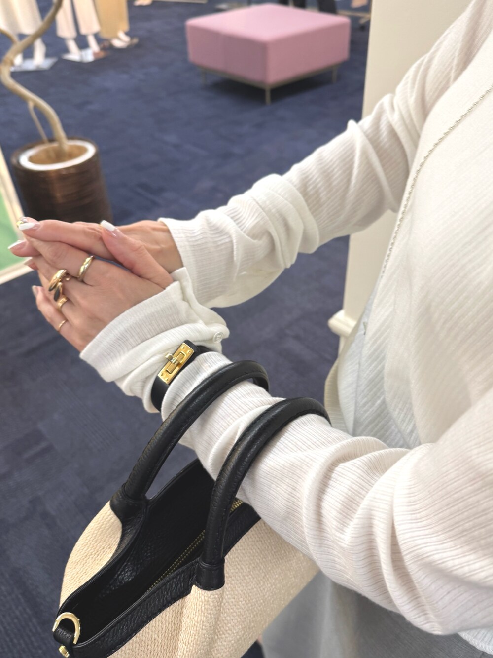「ヘンリー、ヘンリーネック、レイヤードスタイル、タイトスカート、春、春コーデ、春夏コーデ、春色、春服、ブレス、アクセサリー、リング、リング重ね付け」｜「NOLLEY’Sの【grace grace/グラスグラス】ムスビピアス（ピアス（両耳用）、シルバー系）」を使った、ISHIDAさん（レディース・158cm）の冬コーディネートの6枚目の写真