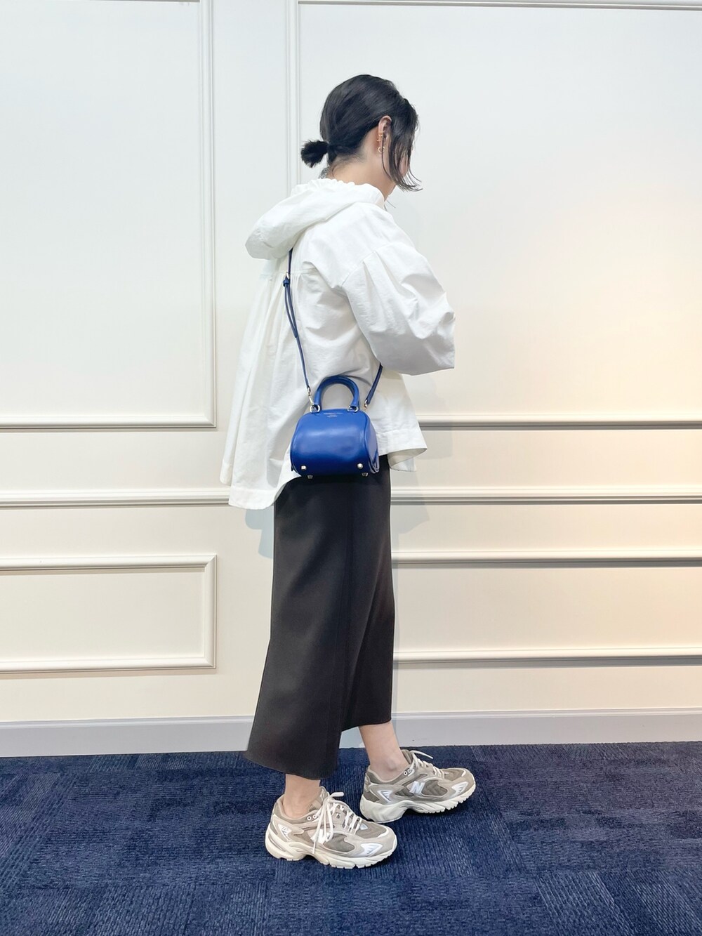 「ブルゾン、マンパ、マウンテンパーカー、春アウター、タイトスカート、休日スタイル、ママコーデ、ママファッション、お花見、スニーカーコーデ、スニーカー、大人カジュアル、カジュアルコーデ、いまどきジャケット写真」｜「NOLLEY’Sのウォッシャブル2WAYショートマウンテンパーカー（マウンテンパーカー、ホワイト系）」を使った、ISHIDAさん（レディース・158cm）の春コーディネートの2枚目の写真