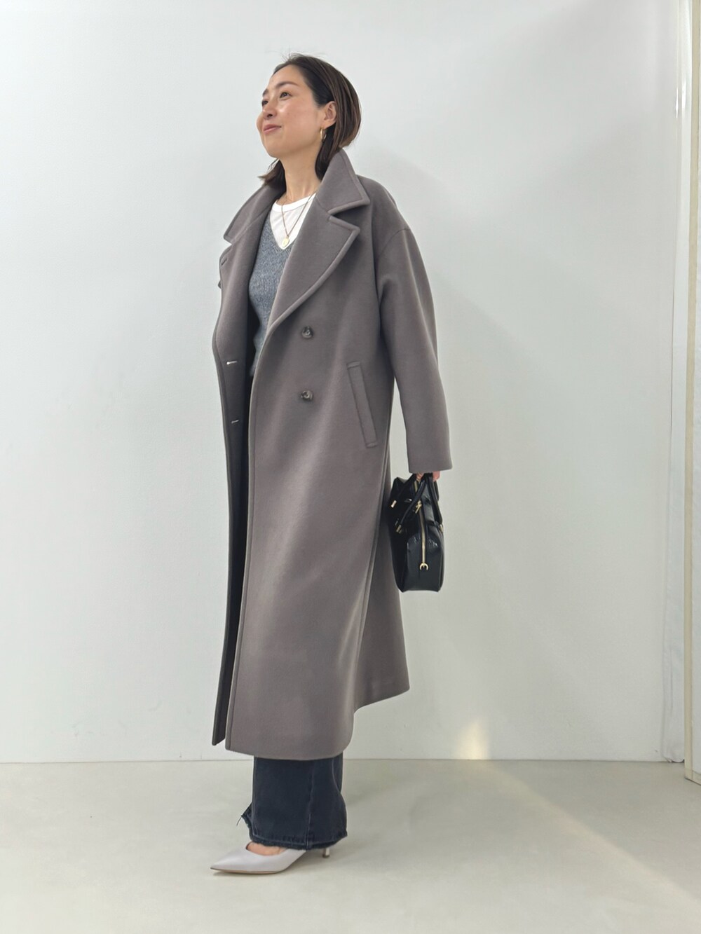 「ベスト、ニットジレ、ジレ、タンクトップ、ニットキャミソール、デニム、スリットパンツ、グレーデニム、スタンドカラー、スタンドカラーコート、ロングコート、グレーコーデ、冬アウター、最近のいい感じコーデ、きれいめカジュアル」|「Rie Millerの【RM denim】スリットフレアハイウエストデニム(デニムパンツ、グレー系)」を使った、ISHIDAさん(レディース・158cm)の秋コーディネートの8枚目の写真