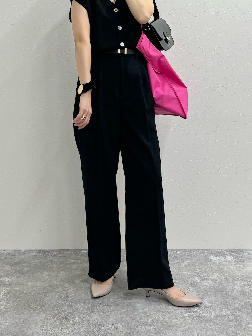 「ニットベスト、ニットジレ、ジレ、ベストコーデ、ワントーンコーデ、サブバッグ、エコバッグ、ロゴバッグ、ブラックコーデ、まとめ髪、ママコーデ、40代ファッション、クリスチャンヴィラ、ワイドパンツ」｜「NOLLEY’S Sophiのアイテム（パンツ、ブルー系）」を使った、ISHIDAさん（レディース・158cm）の夏コーディネートの9枚目の写真