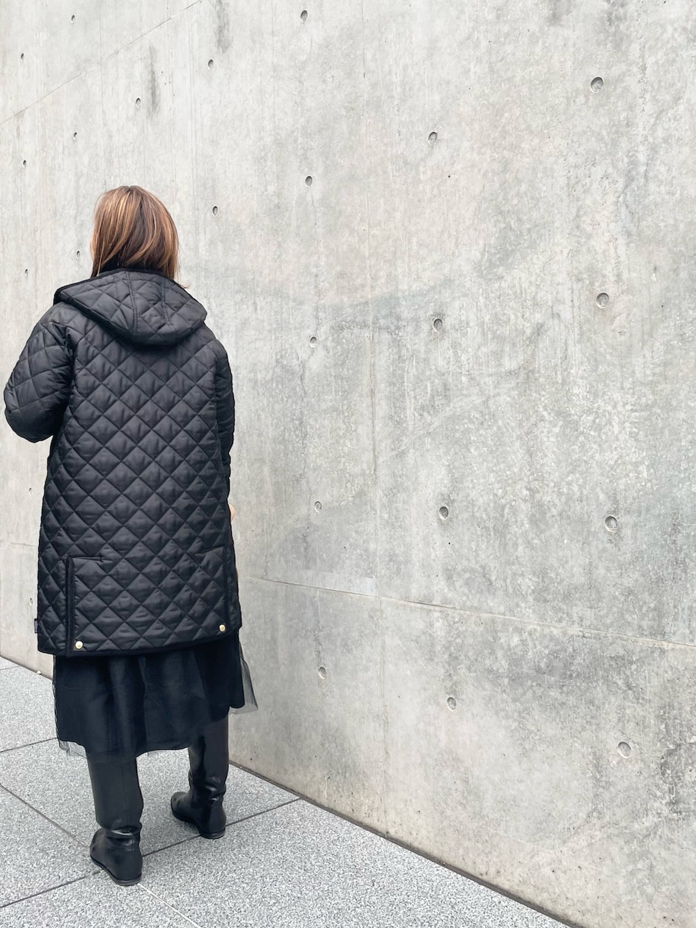 ブラック系のワンピース、ブラック系のその他アウターを着用したレディースの秋コーディネートの7枚目の写真