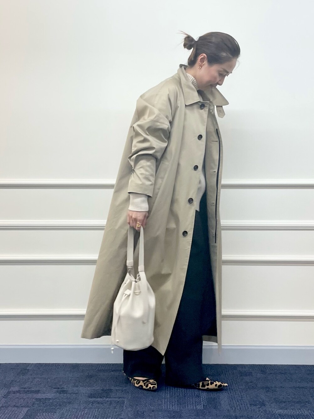 「music、ハイネック、ハイネックニット、ニット、トレンチコート、トレンチ、バルマカーンコート、オトナカジュアル、レオパード、ワイドパンツ、シンプルコーデ、休日スタイル、大人コーデ」｜「NOLLEY’SのNMPバルマカンコート（その他アウター、ベージュ系）」を使った、ISHIDAさん（レディース・158cm）の秋コーディネートの2枚目の写真