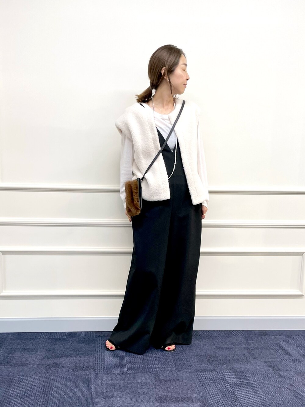 「ボア、ベスト、ジレ、ショート丈トップス、ボアベスト、サロペット、ミニバッグ、シアートップス、ロンT、シアーTシャツ、レイヤードスタイル、休日スタイル、ママコーデ」｜「VIOLAd'OROのアイテム（ショルダーバッグ、ブラウン系）」を使った、ISHIDAさん（レディース・158cm）の秋コーディネートの2枚目の写真