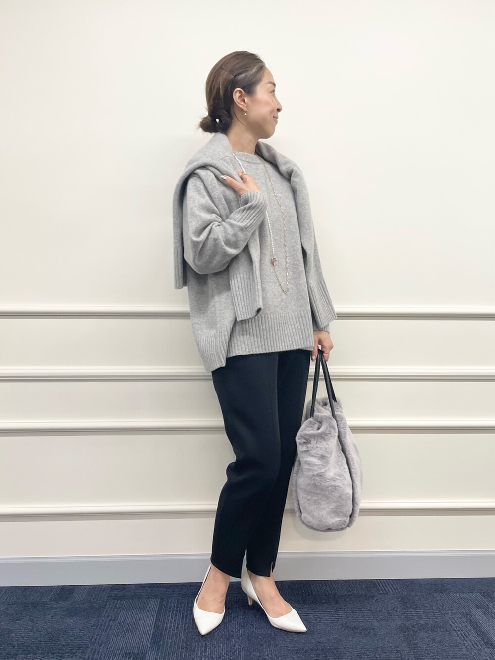 「ニット、ロングニット、カーディガン、グレー、スリットパンツ、スリット、パンツスタイル、パンツコーデ、ママコーデ、大人カジュアル、アンサンブル、休日スタイル、きれいめカジュアル、秋コーデ」|「NOLLEY’Sの◇【WEB限定】カシミヤブレンド長めクルーネックプルオーバーニット(ニット/セーター、グレー系)」を使った、ISHIDAさん(レディース・158cm)の秋コーディネートの5枚目の写真