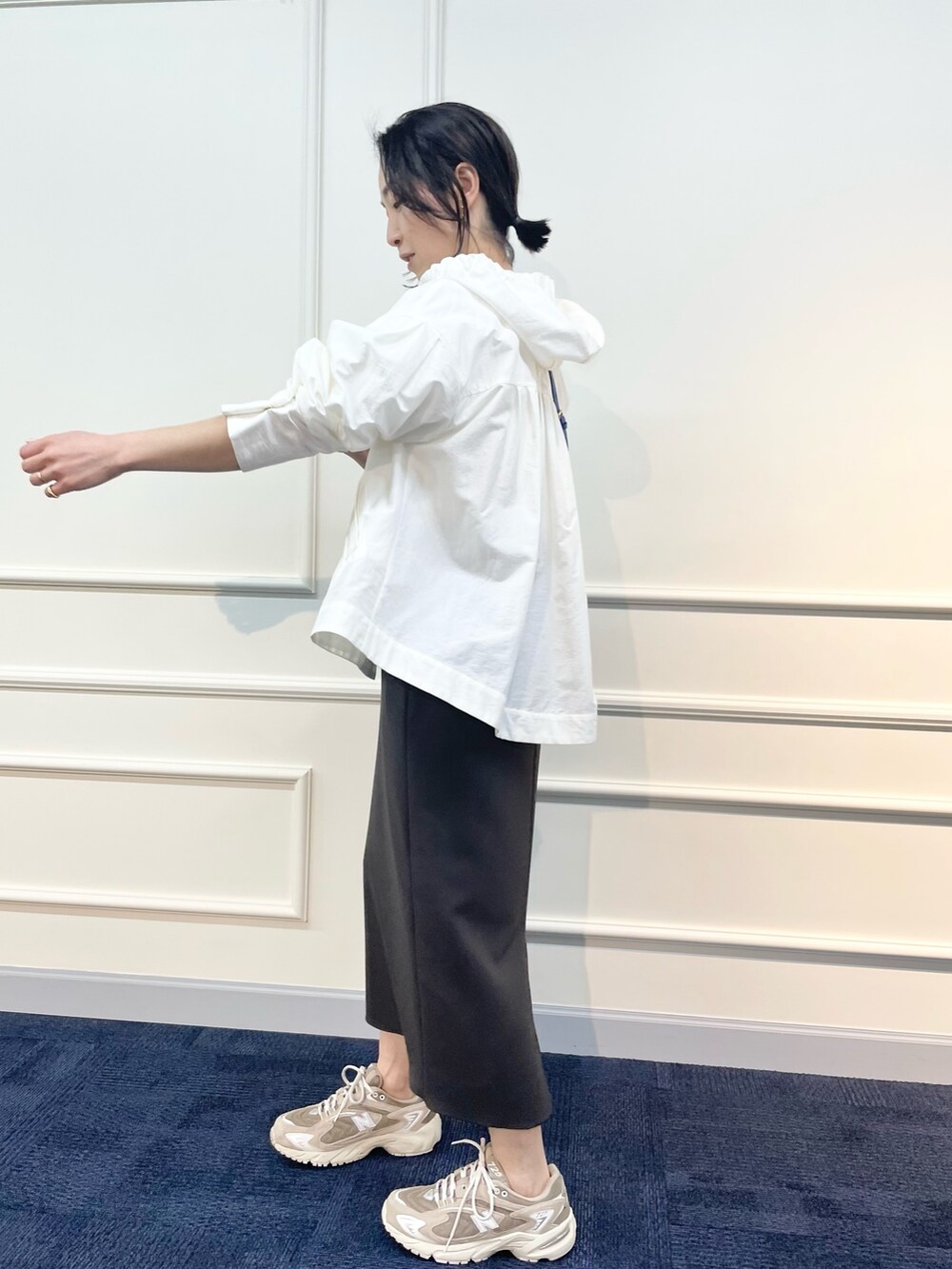 「ブルゾン、マンパ、マウンテンパーカー、春アウター、タイトスカート、休日スタイル、ママコーデ、ママファッション、お花見、スニーカーコーデ、スニーカー、大人カジュアル、カジュアルコーデ、いまどきジャケット写真」｜「NOLLEY’Sのウォッシャブル2WAYショートマウンテンパーカー（マウンテンパーカー、ホワイト系）」を使った、ISHIDAさん（レディース・158cm）の春コーディネートの4枚目の写真