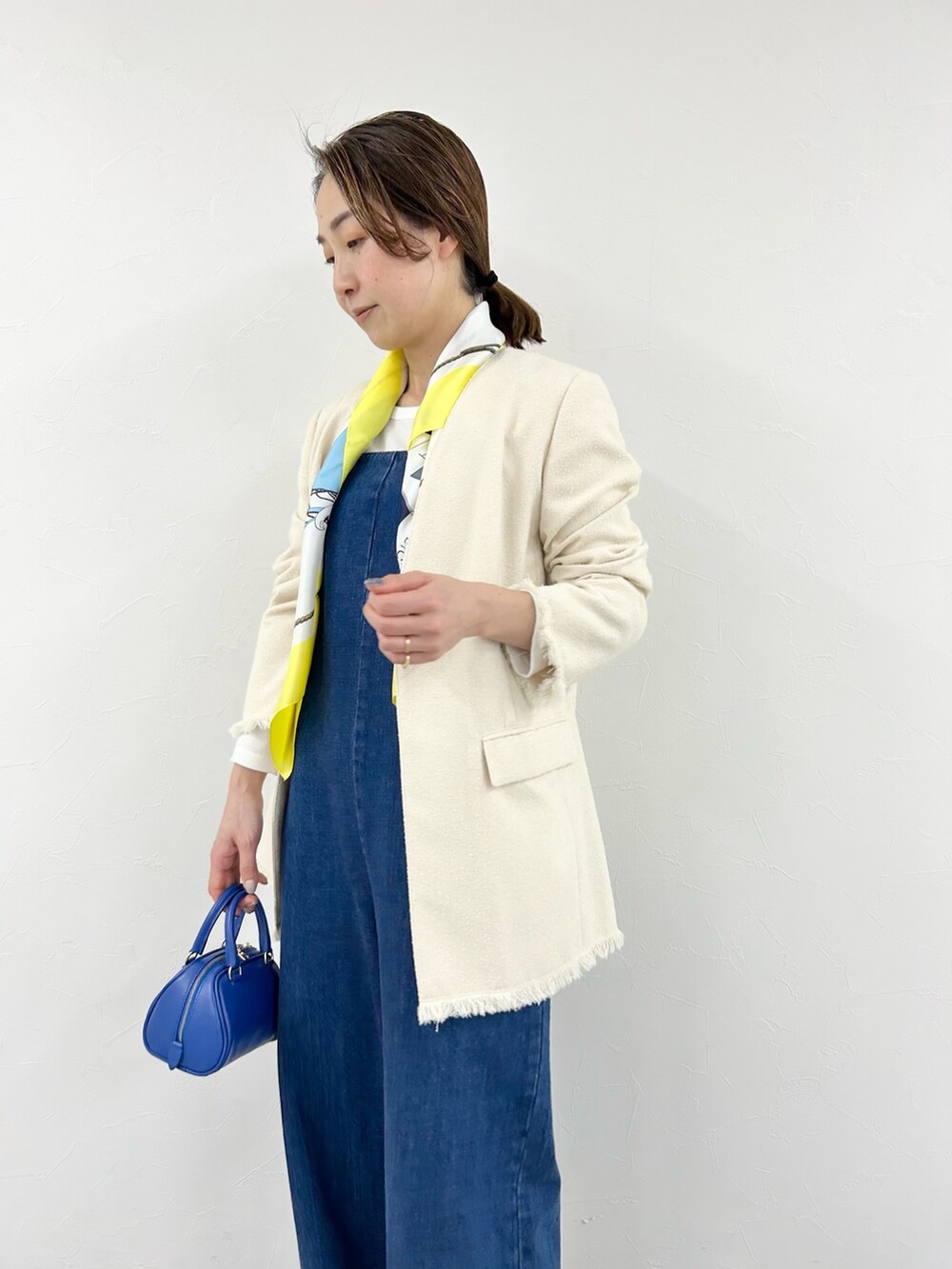 「サロペット、デニム、きれいめカジュアル、Coming soon...、スカーフ、ジャケット、ジャケットスタイル、フリンジ、大人カジュアル、オトナカジュアル、デニムパンツ、春コーデ」｜「NOLLEY’Sのウォッシャブルリサイクルツイードノーカラージャケット（ノーカラージャケット、ホワイト系）」を使った、ISHIDAさん（レディース・158cm）の冬コーディネートの7枚目の写真