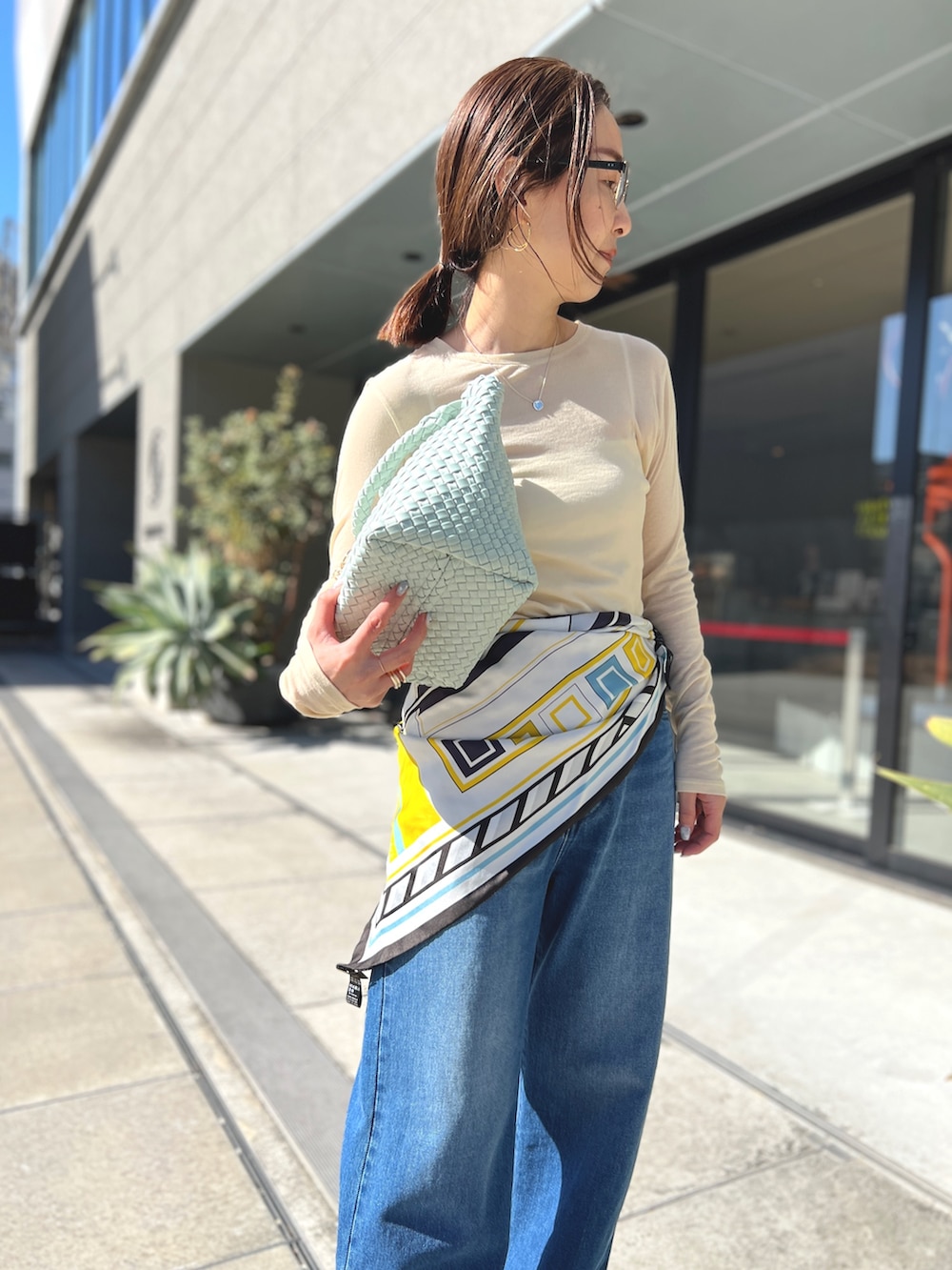 「ジャケット、春色、春めき満開コーデ、デニム、レイヤードスタイル、シンプルコーデ、キレイめカジュアル、パンツコーデ、オトナカジュアル、ラフコーデ、150cm台コーデ、シンプルスタイル」｜「manipuriの【manipuri/マニプリ】レース三角スカーフ（バンダナ/スカーフ、ブルー系）」を使った、ISHIDAさん（レディース・158cm）の春コーディネートの4枚目の写真