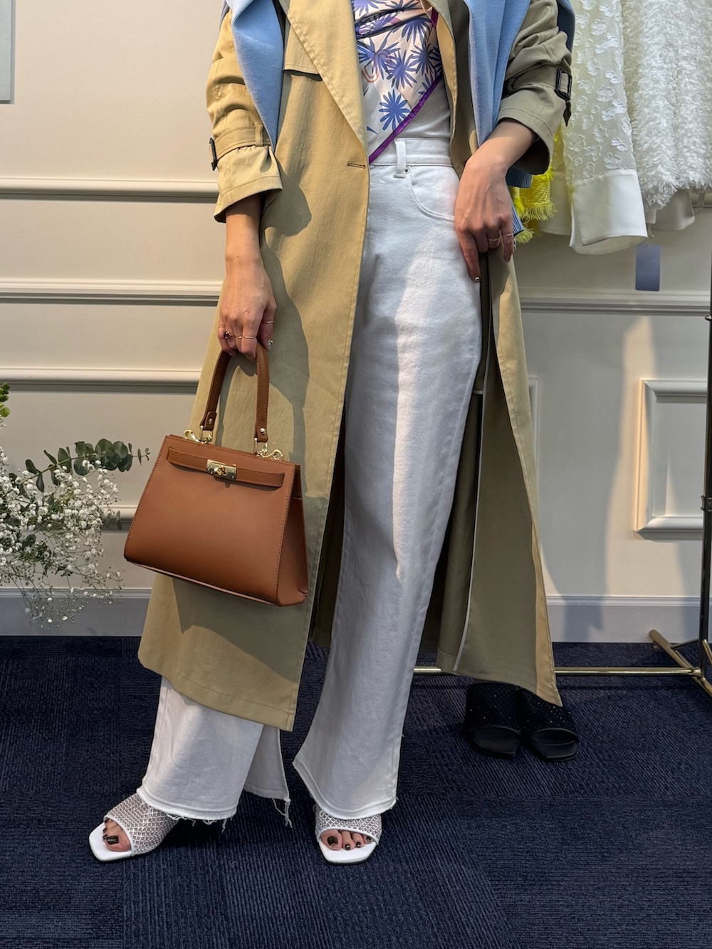 「トレンチ、トレンチコート、スカーフ、春色、かんたん！着回しコーデ術、今日のコーデ」｜「NOLLEY’Sの2wayCLASSICショルダーバッグM（ショルダーバッグ、ブラック系）」を使った、ISHIDAさん（レディース・158cm）の冬コーディネートの2枚目の写真