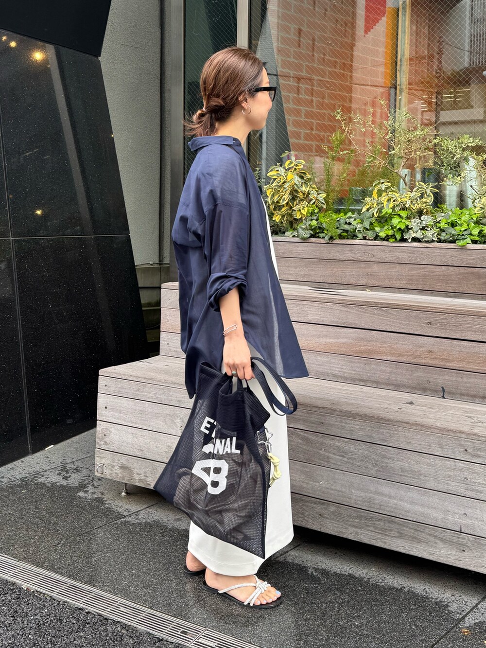 ホワイト系のワンピース、ブルー系のエコバッグ/サブバッグ、ブルー系のシャツ/ブラウスを着用したレディースの夏コーディネートの3枚目の写真