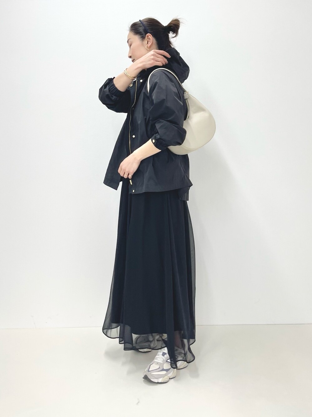 「マンパ、春コート、マリンコーデ、ビスチェ、ロングスカート、ママコーデ、ラウンドバッグ、スニーカーコーデ、スニーカー、カジュアルコーデ、大人カジュアル、ボーダー、ワントーンコーデ、春のおしゃ見えテクニック、キャミワンピ」｜「NOLLEY’Sのプチ2ラインイヤリング（イヤリング、ゴールド系）」を使った、ISHIDAさん（レディース・158cm）の春コーディネートの2枚目の写真