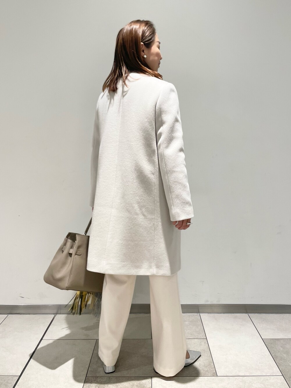「ワイドパンツ、ホワイトコーデ、ワントーンコーデ、コート、ふわふわニット、ヘアリーニット、ニット、ハイネック、A4バッグ、トートバッグ、お仕事コーデ、きれいめカジュアル、キレイめ、きれいめコーディネート、お出かけコーデ」|「NOLLEY’Sのへアリー片畦ハイネックプルオーバーニット(ニット/セーター、ベージュ系)」を使った、ISHIDAさん(レディース・158cm)の秋コーディネートの2枚目の写真